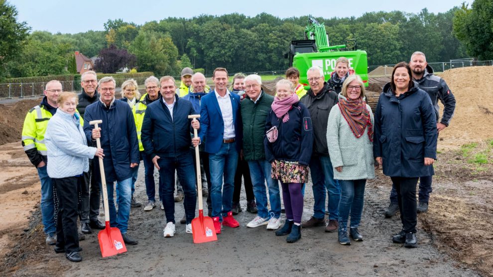 Vertreter der Ratsfraktionen, des Kindergartens, des Architekturbüros und der am Bau beteiligten Unternehmen sowie Bürgermeister Otto Steinkamp beim symbolischen ersten Spatenstich für die neue Kindertagesstätte. Foto: André Thöle / Gemeinde Wallenhorst