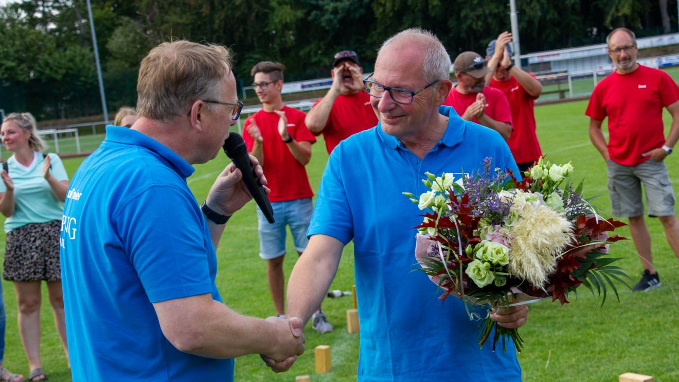 Heiner Placke verabschiedet Christian Speer als verantwortlichen Turnierorganisator. Foto: André Thöle