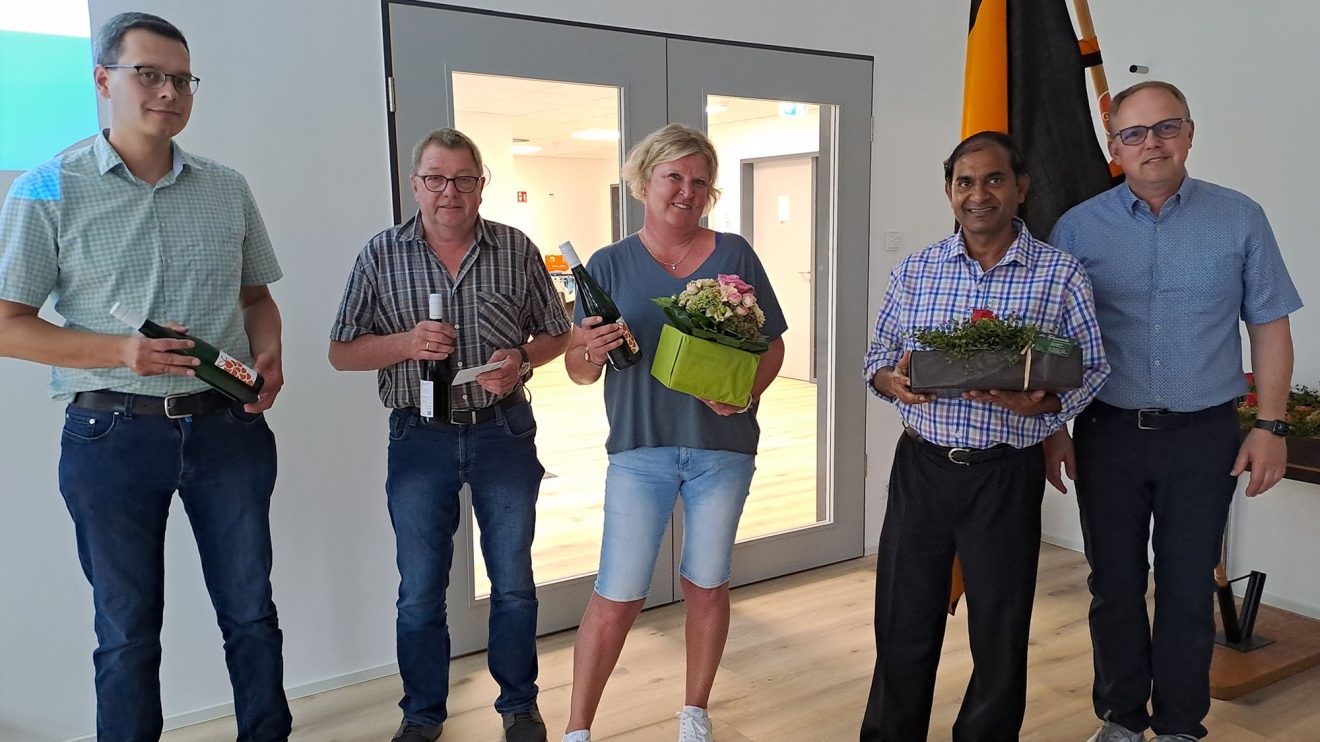 Heiner Placke verabschiedet Pater Thomas, Anja Bergmann, Werner Lührmann und Julian Schwegmann (von rechts). Foto: Kolpingsfamilie Hollage