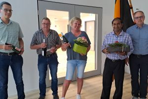 Heiner Placke verabschiedet Pater Thomas, Anja Bergmann, Werner Lührmann und Julian Schwegmann (von rechts). Foto: Kolpingsfamilie Hollage