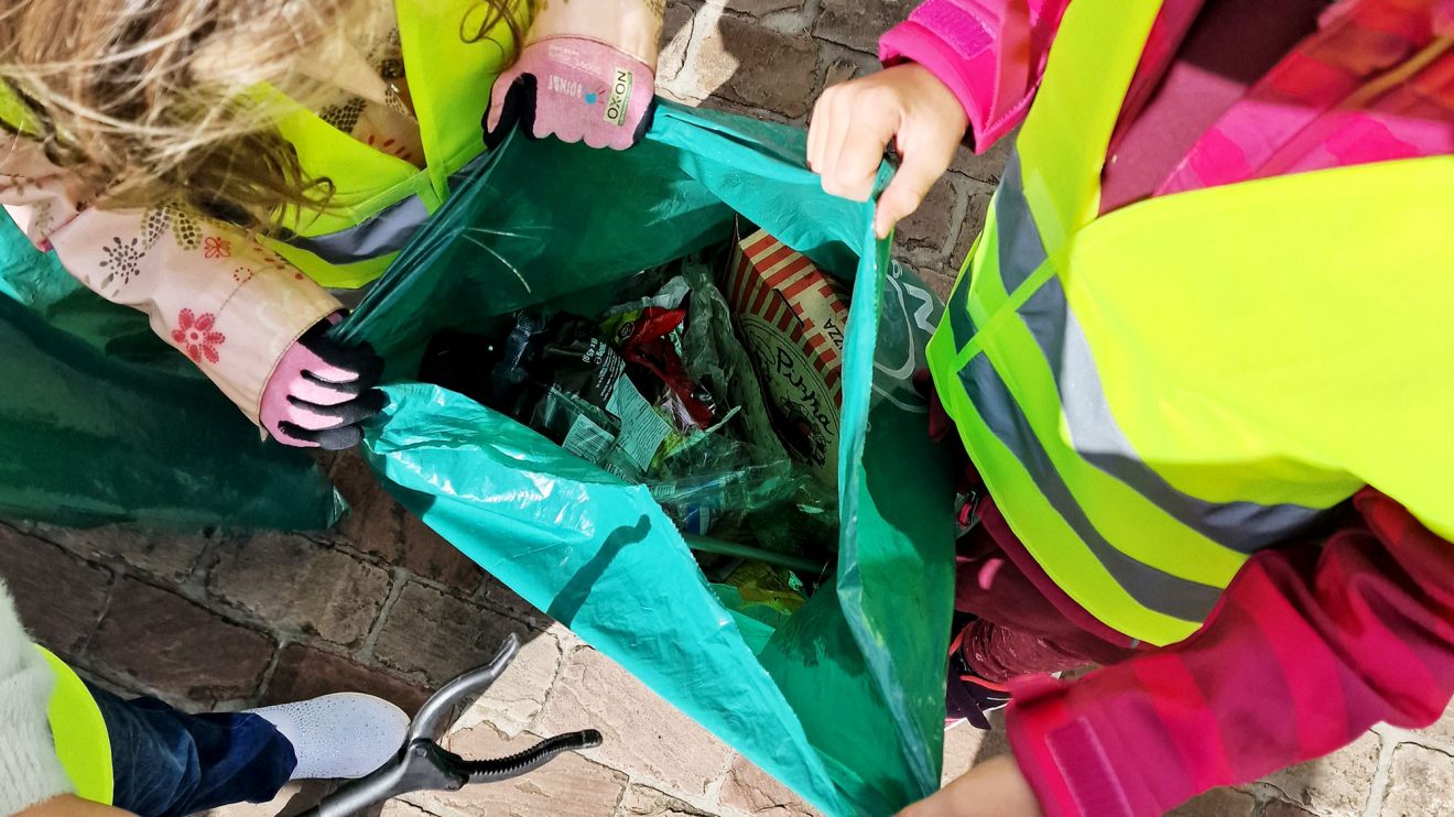 Pizzakartons, Einwegbecher, Verpackungsmüll und vieles mehr wurden bei der Aufräumaktion eingesammelt. Foto: Isabella Markfort / Gemeinde Wallenhorst