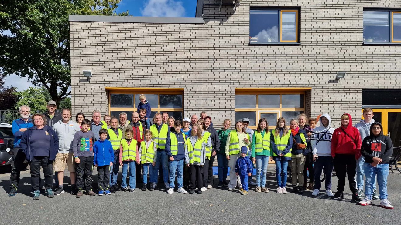 Teilnehmende der Müllsammelaktion am Baubetriebshof in Wallenhorst. Foto: Isabella Markfort / Gemeinde Wallenhorst