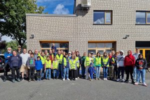 Teilnehmende der Müllsammelaktion am Baubetriebshof in Wallenhorst. Foto: Isabella Markfort / Gemeinde Wallenhorst