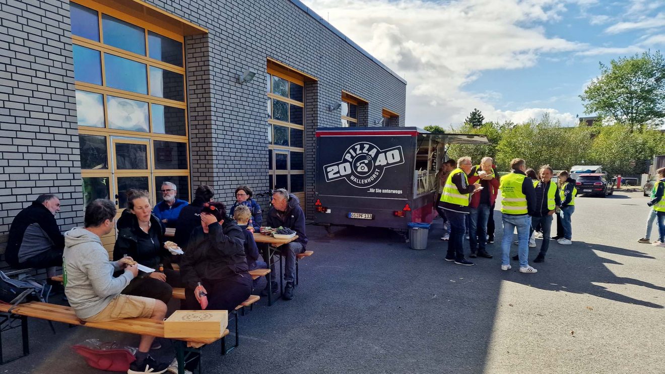 Zur Stärkung nach der Sammlung spendiert die Gemeinde Wallenhorst allen Teilnehmenden Pizza und Getränke. Foto: Isabella Markfort / Gemeinde Wallenhorst