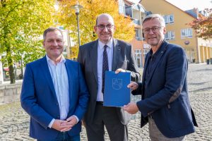 Eigens aus Hannover angereist: Staatssekretär Matthias Wunderling-Weilbier (Mitte) überreicht den Fördermittelbescheid im Beisein des Landtagsabgeordneten Guido Pott an Wallenhorsts Bürgermeister Otto Steinkamp. Foto: André Thöle / Gemeinde Wallenhorst