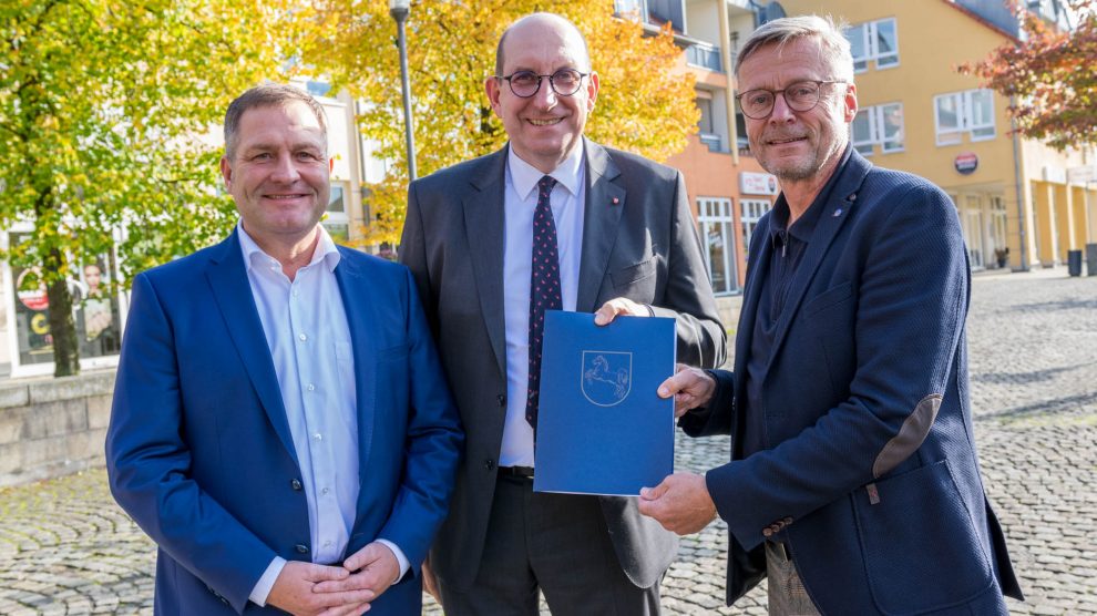 Eigens aus Hannover angereist: Staatssekretär Matthias Wunderling-Weilbier (Mitte) überreicht den Fördermittelbescheid im Beisein des Landtagsabgeordneten Guido Pott an Wallenhorsts Bürgermeister Otto Steinkamp. Foto: André Thöle / Gemeinde Wallenhorst