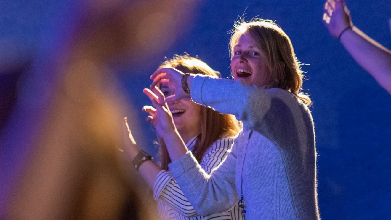 Franziska Matt und ihre griechische Freundin singen und tanzen mit. Foto: André Thöle / Gemeinde Wallenhorst