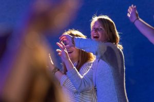 Franziska Matt und ihre griechische Freundin singen und tanzen mit. Foto: André Thöle / Gemeinde Wallenhorst