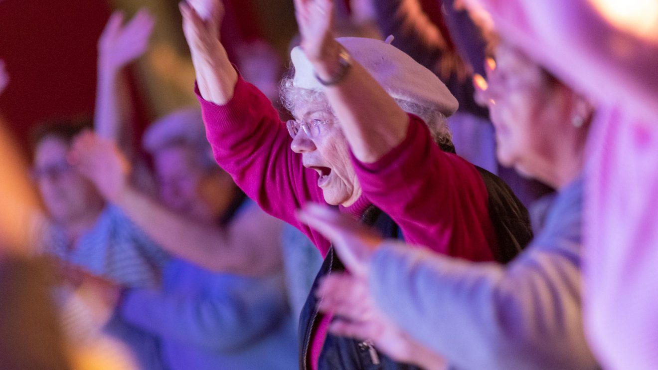 Auch ältere Gäste singen, tanzen und feiern ausgelassen mit. Foto: André Thöle / Gemeinde Wallenhorst