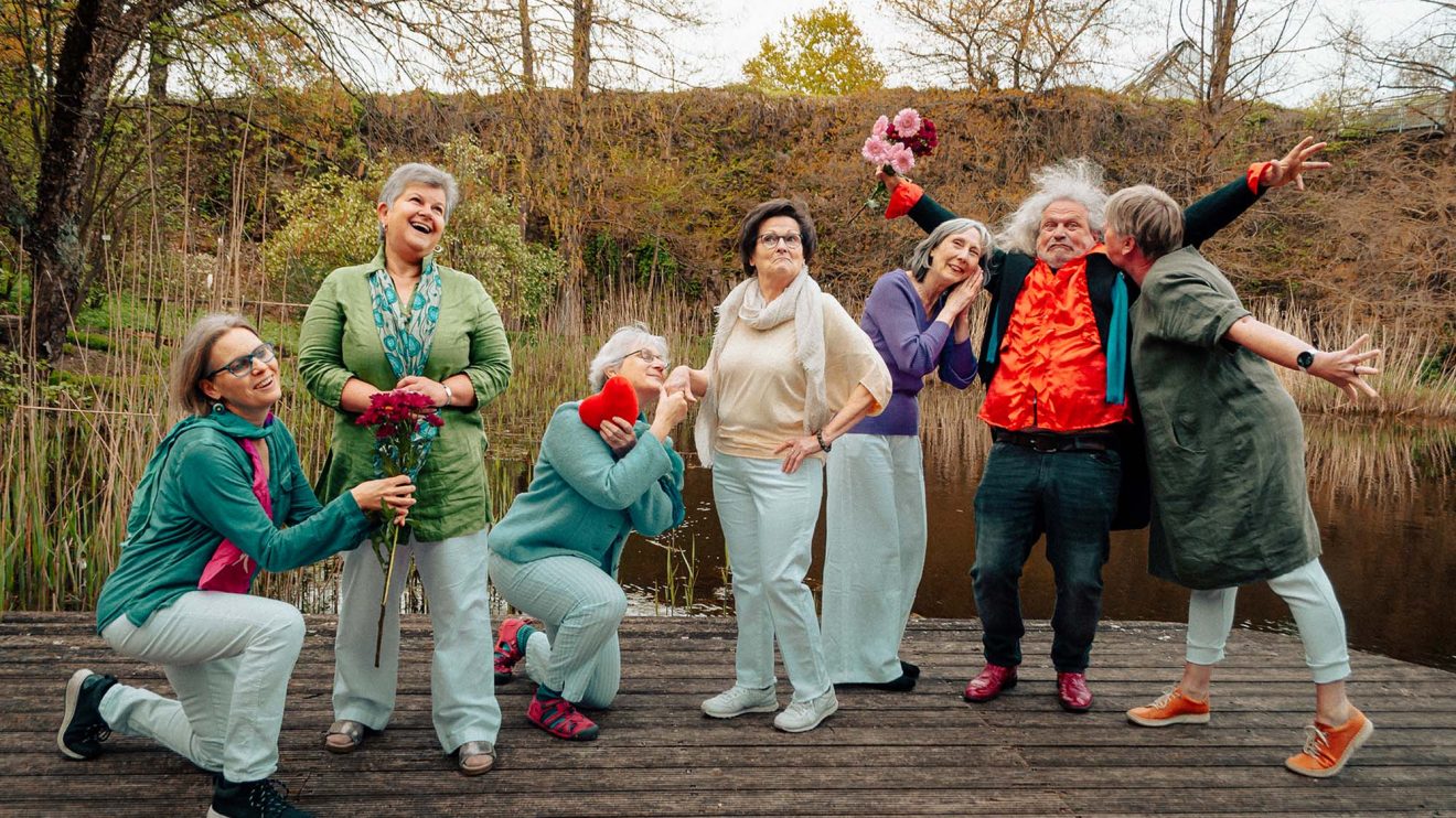 Theatergruppe der Theaterpädagogischen Werkstatt mit Verstärkung durch Gitarrist „Heaven“ und Sängerin Susa Gorgs. Foto: Steffen Junghanß