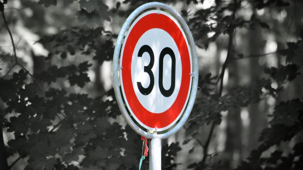 Tempo 30 soll vor der Hollager Erich-Kästner-Schule entstehen. Symbolfoto: Doris Metternich / Pixabay