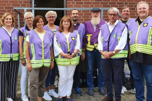 Ist rund um die Uhr einsatzbar: Das Team der Notfallseelsorge Osnabrück mit (von links) Annette von Wittich, Anke Ehrich, Sigrun Ratzmann, Sabine Flatau, Hermine Oess, Michael Randelhoff, Egbert Ebke, Michael von Wittich, Kimm Herlyn und Thomas Herzberg. Foto: privat