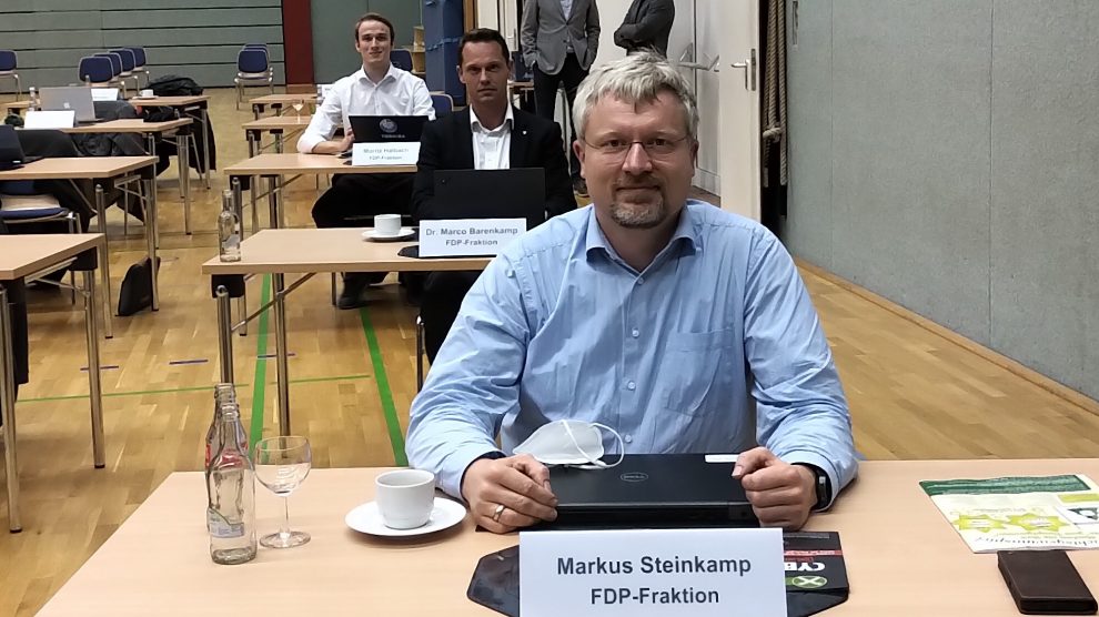 Markus Steinkamp (vorne), Dr. Marco Barenkamp (Mitte) und Moritz Halbach bei der Ratssitzung. Foto: FDP Wallenhorst