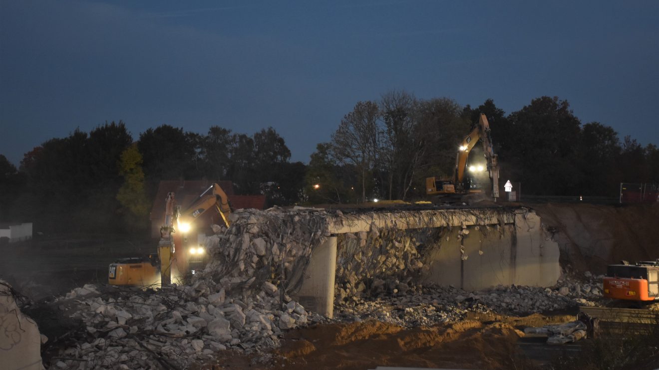 Die ersten Betonbrocken fallen bereits frühmorgens in das vorbereitete Fallbett aus Sand, das die Fahrbahndecke vor Schäden schützt. Foto: Autobahn Westfalen/Christine Sabisch