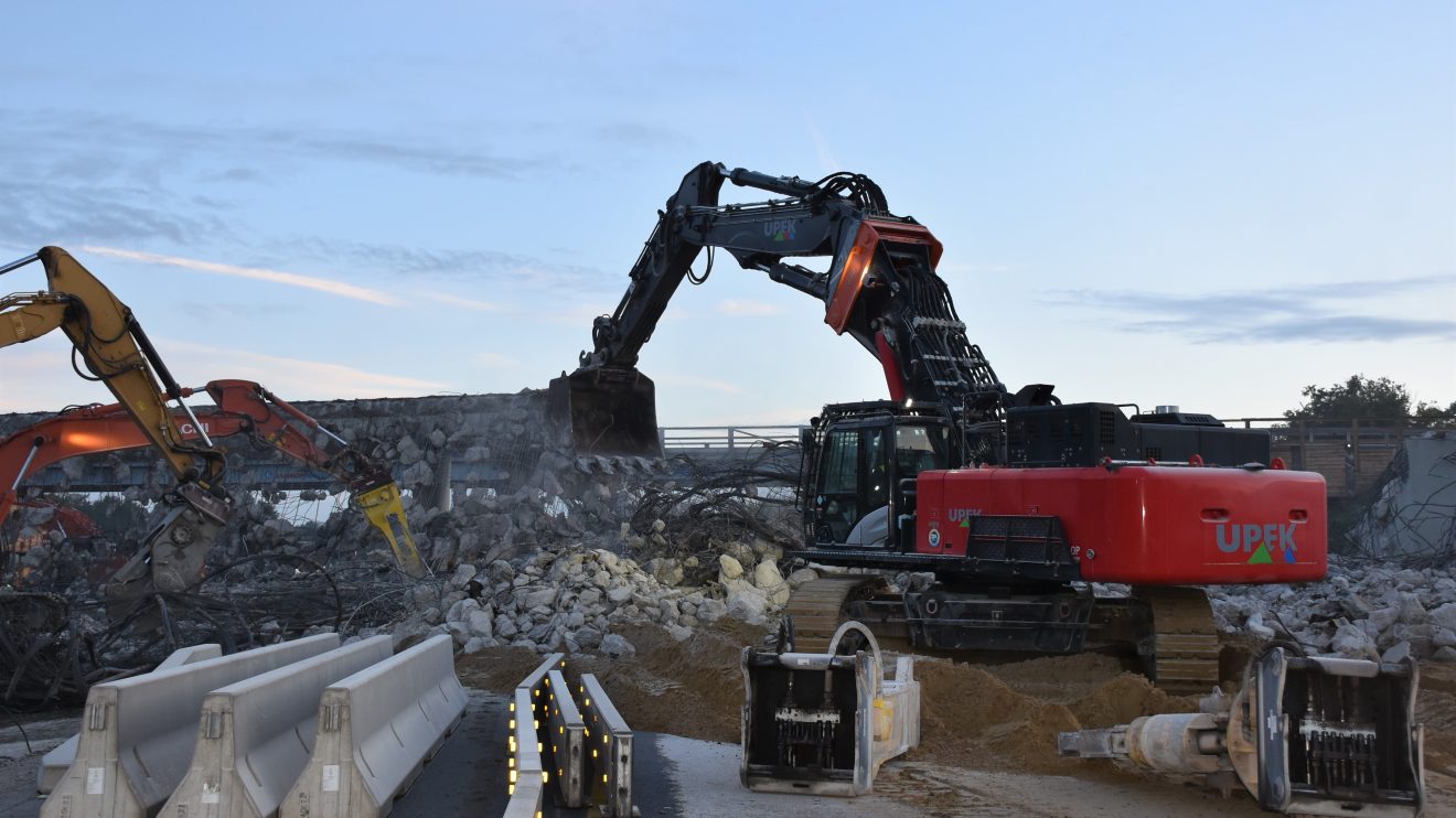 Bagger trennen schon während des Abbruchs den Betonbruch vom Stahl und bringen ihn später mit 250 Lkw-Ladungen zum nahegelegenen Brech- und Mischplatz zur Aufbereitung. Foto: Autobahn Westfalen/Christine Sabisch