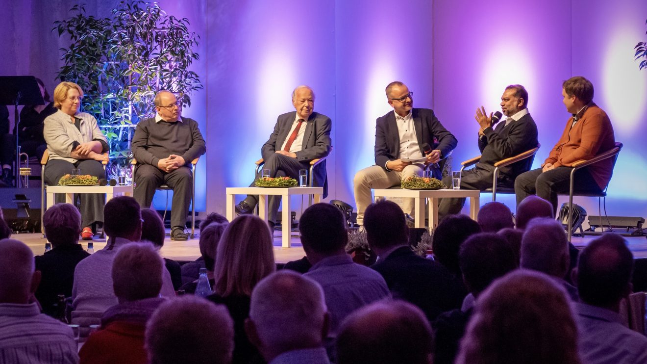 In der Talkrunde: Ruth Schmitz-Eisenbach, Pfarrer Schöneich, Josef Pott, Christian Böwer (Moderator), Pater Jose und Pastor Pohlmann, Foto: Kathrin Lanwert