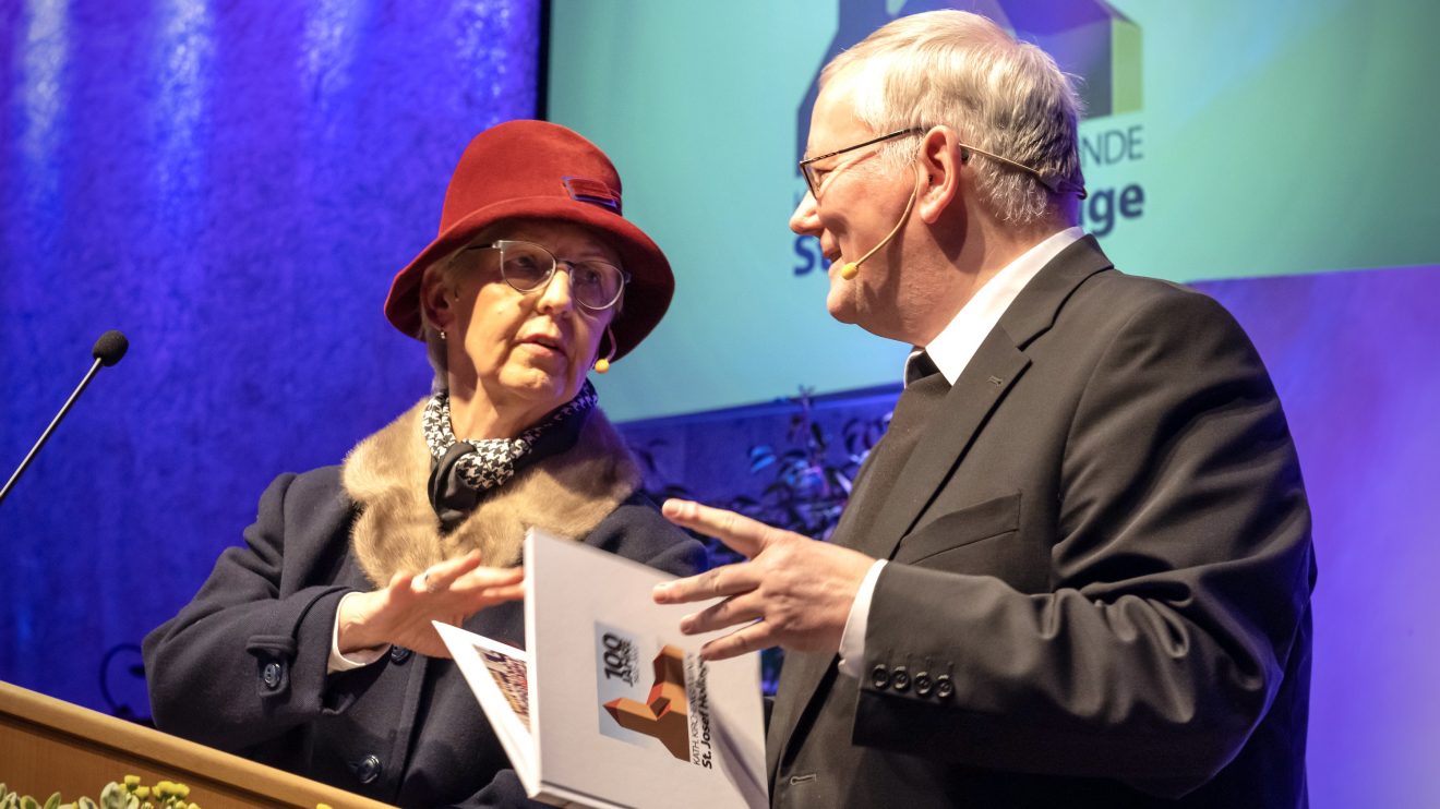 In der Bütt: Frieda & Anneliese alias Angelika Menke und Pastor Kraienhorst, Foto: Kathrin Lanwert