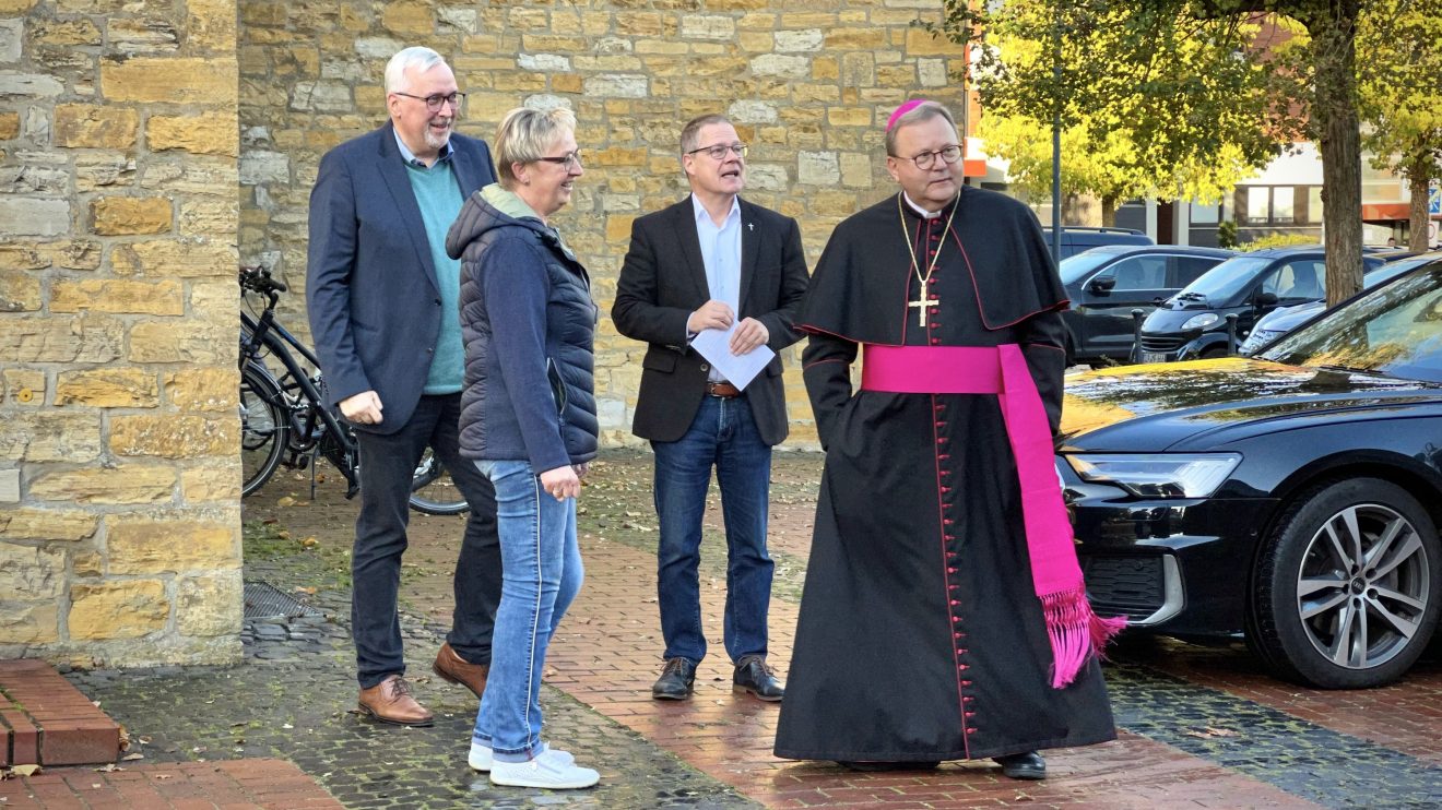 Markus Otte, Monika Bergmann und Pfarrer Horstmann empfangen Bischof Bode, Foto: Volker Holtmeyer