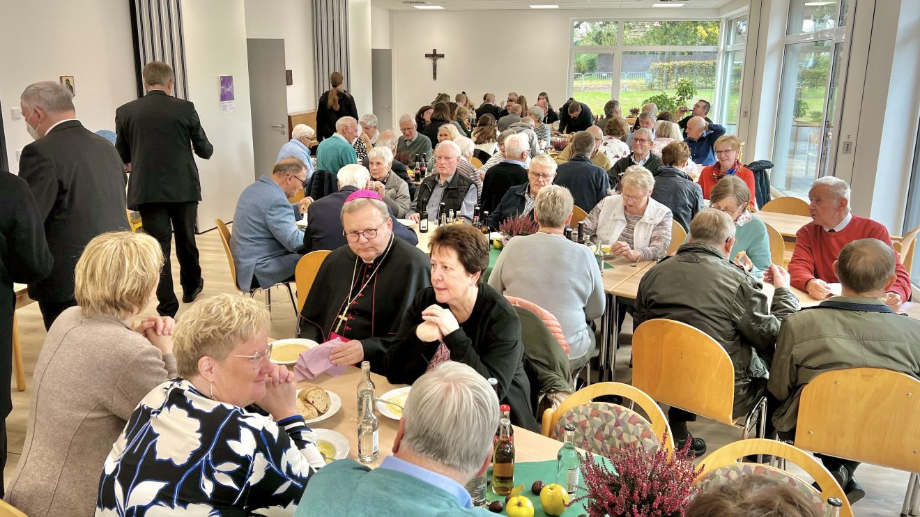 Bischof Bode beim Mittagessen im Philipp-Neri-Haus, Foto: Volker Holtmeyer