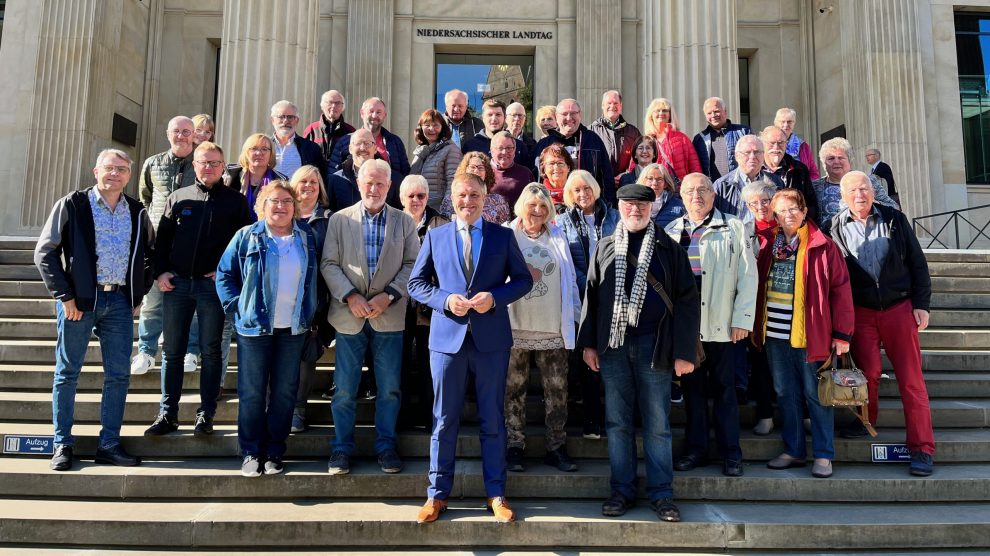 Der Wallenhorster Landtagsabgeordnete Guido Pott begrüßt 50 Personen aus seinem Wahlkreis im Landtag von Hannover. Foto: Hendrik Chmiel (Büro Guido Pott)