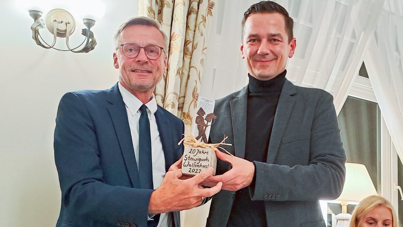 Wallenhorsts Bürgermeister Otto Steinkamp überreicht Stawigudas Bürgermeister Michał Kontraktowicz einen Steckenpferdreiter. Foto: André Thöle / Gemeinde Wallenhorst