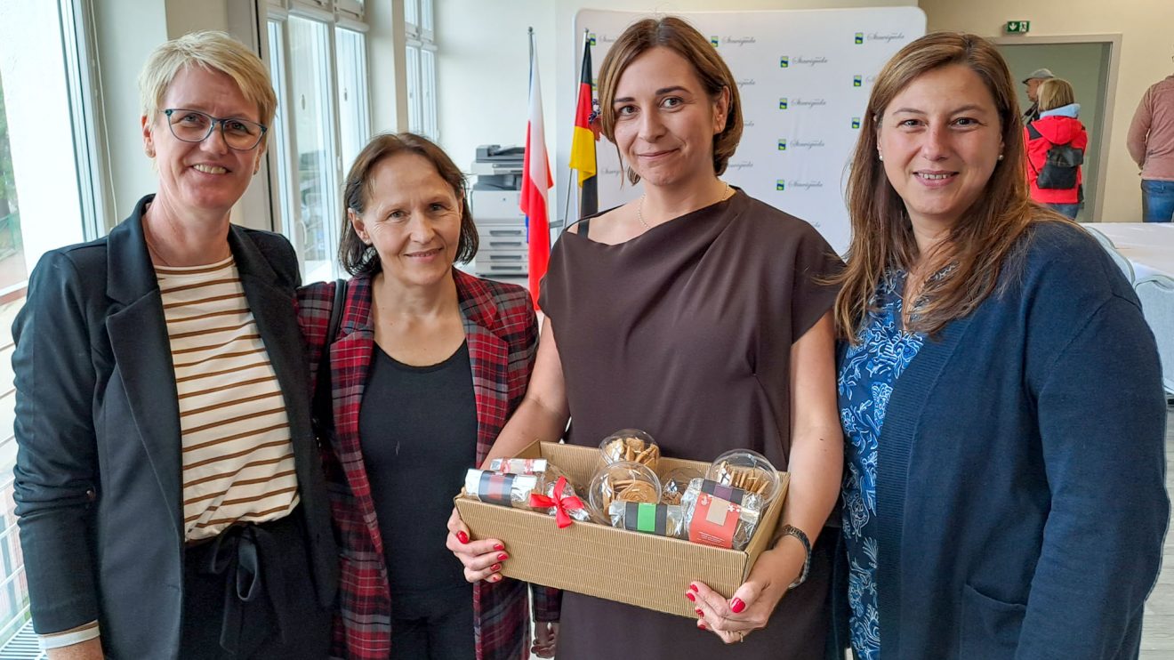 Ein schmackhaftes Präsent aus Wallenhorst überreichen seitens der Realschule Daniela Rethmann (rechts) und Birgit Ostwaldt (links) an ihre polnischen Kolleginnen Małgorzata Wolszczak und Anna Stokłos. Foto: André Thöle / Gemeinde Wallenhorst