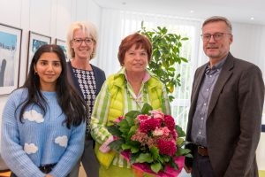 Bürgermeister Otto Steinkamp dankt Roswitha Krimpenfort gemeinsam mit Christina Middendorp und Jasmeen K. Singh vom Familienservicebüro (von rechts). Foto: André Thöle / Gemeinde Wallenhorst