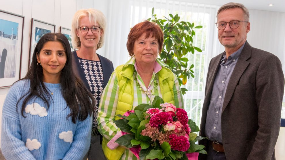 Bürgermeister Otto Steinkamp dankt Roswitha Krimpenfort gemeinsam mit Christina Middendorp und Jasmeen K. Singh vom Familienservicebüro (von rechts). Foto: André Thöle / Gemeinde Wallenhorst