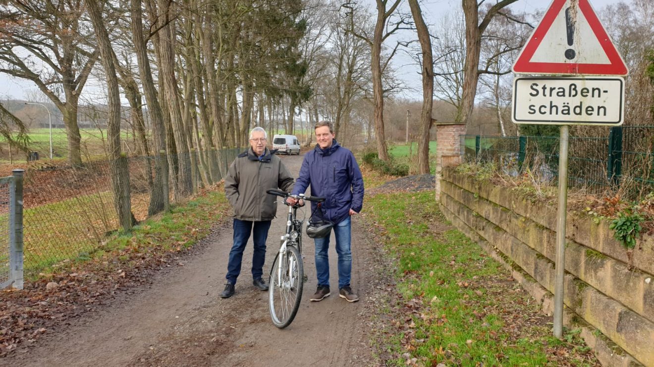 Vorher: Ernst August Schulterobben und Andre Budke (beide CDU Wallenhorst) am Weg „Am Kanal“. Foto: privat