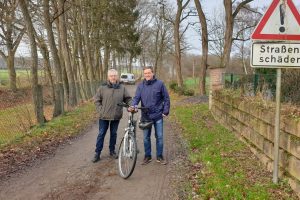 Vorher: Ernst August Schulterobben und Andre Budke (beide CDU Wallenhorst) am Weg „Am Kanal“. Foto: privat