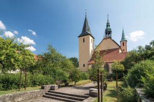 Per Gästeführung in Wallenhorst lassen sich Geschichte und viele Geschichten entdecken – wie hier an der Wallfahrtskirche in Rulle. Foto: Thomas Remme / Gemeinde Wallenhorst