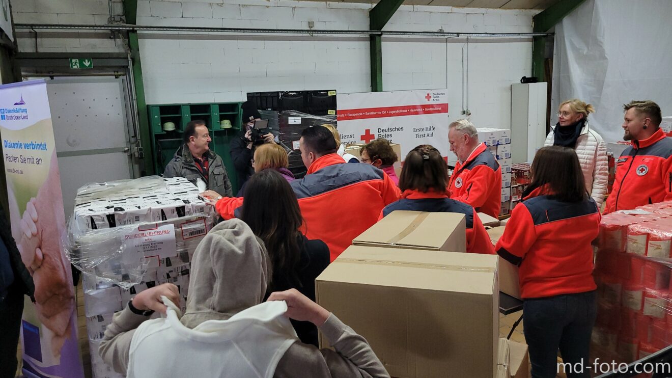 Die Aktion „3.000 Tüten mit Zutaten für die Weihnachtsbäckerei“ startete mit den Diakonie-Stiftungen, Kirchenkreisen und dem DRK in Wallenhorst. Foto: Marc Dallmöller / md-foto.com