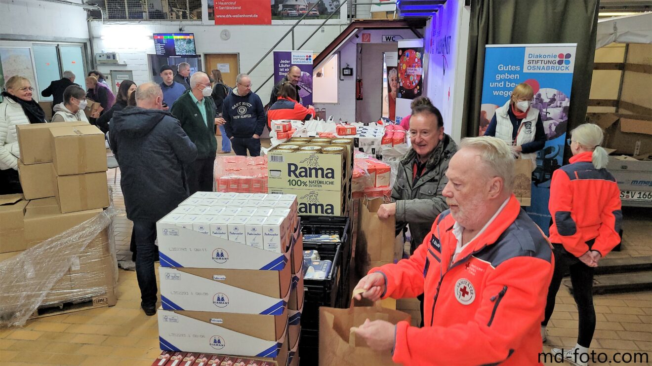 Die Aktion „3.000 Tüten mit Zutaten für die Weihnachtsbäckerei“ startete mit den Diakonie-Stiftungen, Kirchenkreisen und dem DRK in Wallenhorst. Foto: Marc Dallmöller / md-foto.com