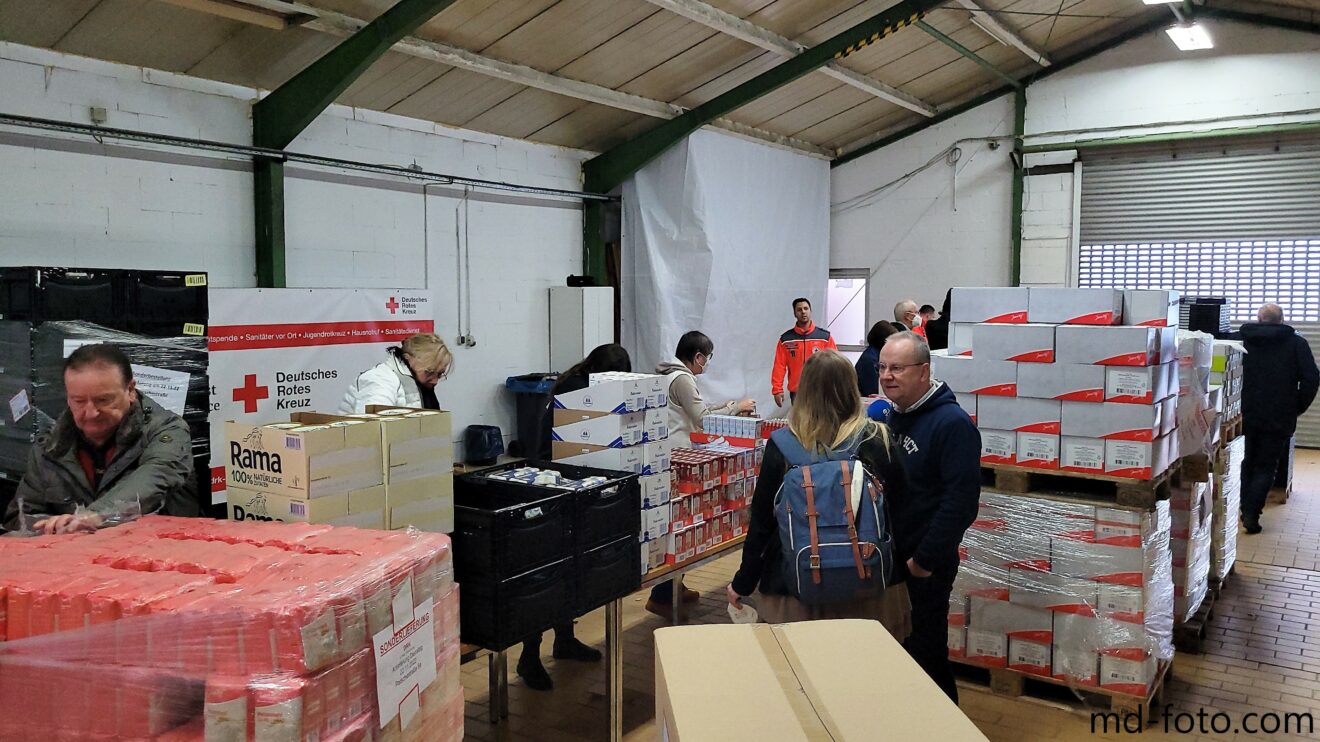 Die Aktion „3.000 Tüten mit Zutaten für die Weihnachtsbäckerei“ startete mit den Diakonie-Stiftungen, Kirchenkreisen und dem DRK in Wallenhorst. Foto: Marc Dallmöller / md-foto.com