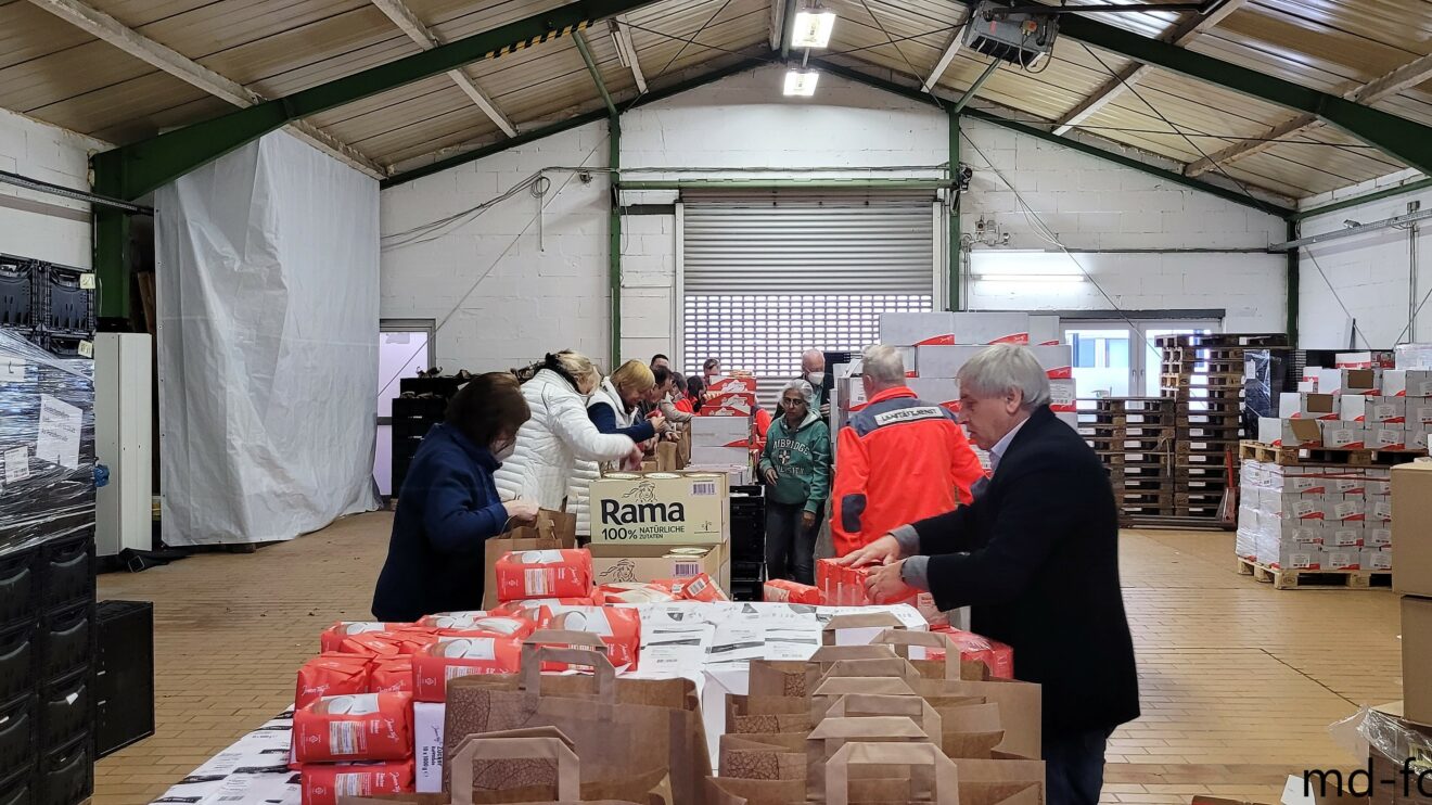 Die Aktion „3.000 Tüten mit Zutaten für die Weihnachtsbäckerei“ startete mit den Diakonie-Stiftungen, Kirchenkreisen und dem DRK in Wallenhorst. Foto: Marc Dallmöller / md-foto.com