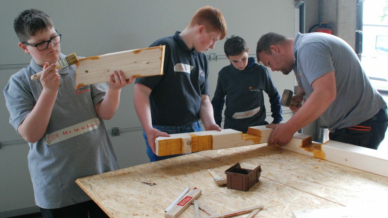 Über mehrere Wochen verbrachten fünf SchülerInnen der Realschule Wallenhorst einen Nachmittag in der Woche in der Werkstatt des Dachdeckerunternehmens Hörnschemeyer in Hollage. Foto: Babette Rüscher-Ufermann / Ursachenstiftung Osnabrück