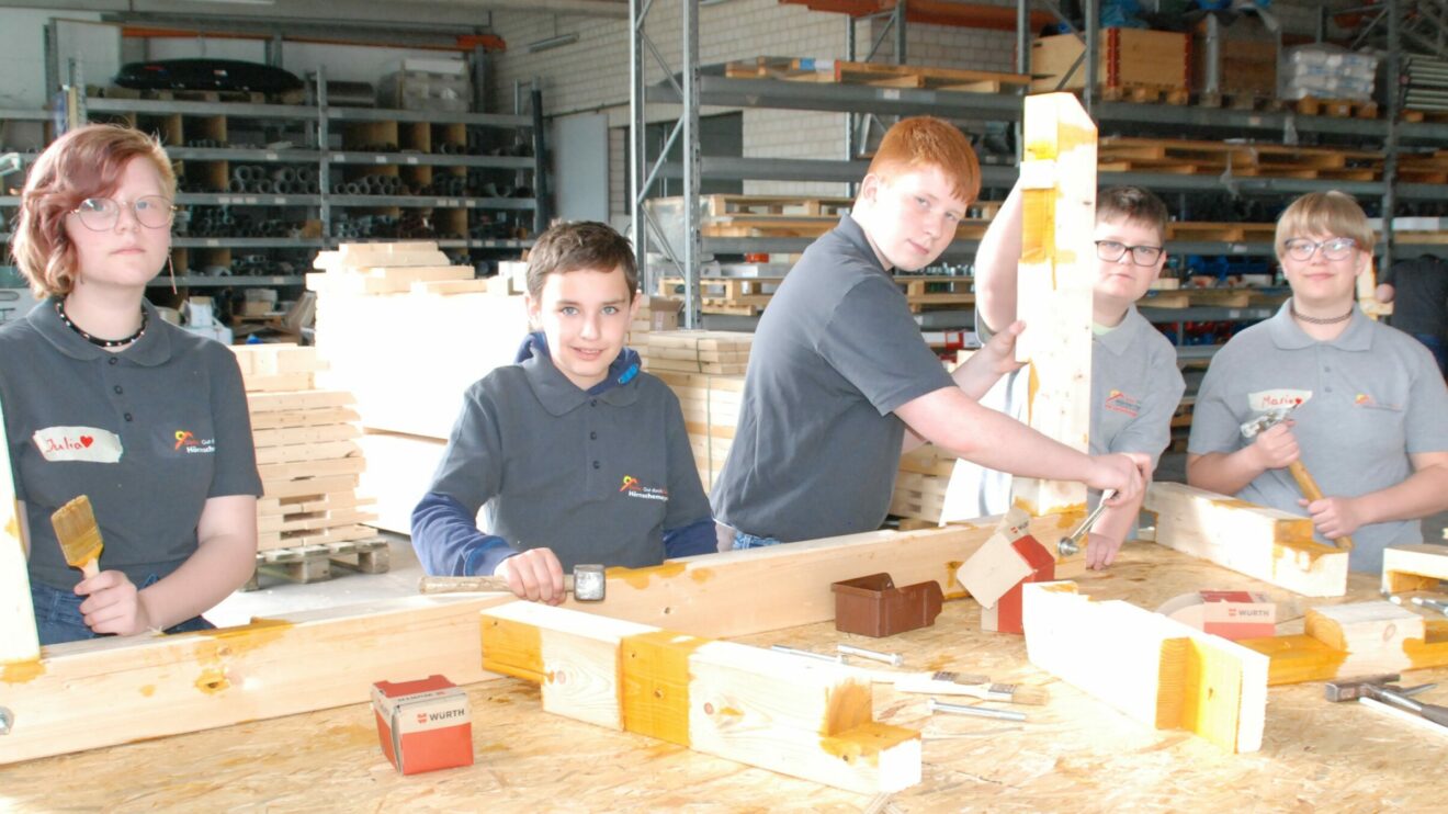 Über mehrere Wochen verbrachten fünf SchülerInnen der Realschule Wallenhorst einen Nachmittag in der Woche in der Werkstatt des Dachdeckerunternehmens Hörnschemeyer in Hollage. Foto: Babette Rüscher-Ufermann / Ursachenstiftung Osnabrück