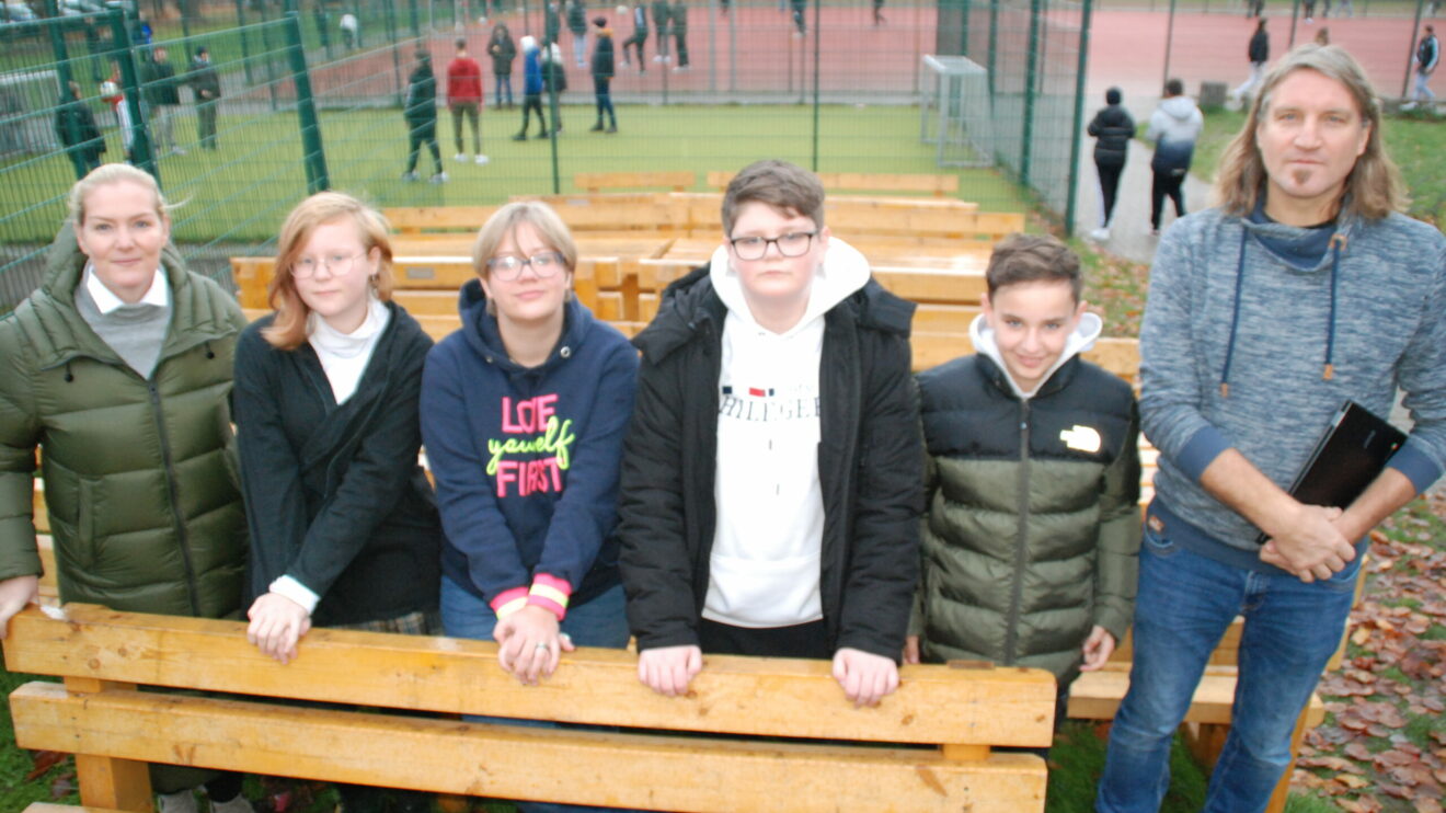 Über mehrere Wochen verbrachten fünf SchülerInnen der Realschule Wallenhorst einen Nachmittag in der Woche in der Werkstatt des Dachdeckerunternehmens Hörnschemeyer in Hollage. Foto: Babette Rüscher-Ufermann / Ursachenstiftung Osnabrück