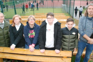 Über mehrere Wochen verbrachten fünf SchülerInnen der Realschule Wallenhorst einen Nachmittag in der Woche in der Werkstatt des Dachdeckerunternehmens Hörnschemeyer in Hollage. Foto: Babette Rüscher-Ufermann / Ursachenstiftung Osnabrück