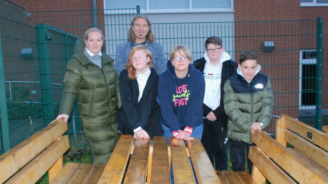 Über mehrere Wochen verbrachten fünf SchülerInnen der Realschule Wallenhorst einen Nachmittag in der Woche in der Werkstatt des Dachdeckerunternehmens Hörnschemeyer in Hollage. Foto: Babette Rüscher-Ufermann / Ursachenstiftung Osnabrück