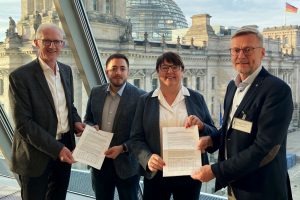 Aktualisierte Daten zum Thema A33 Nord brachten Viktor Hermeler (links) und Otto Steinkamp (rechts) den Bundestagsabgeordneten Manuel Gava und Anke Hennig mit nach Berlin. Foto: Büro Anke Hennig