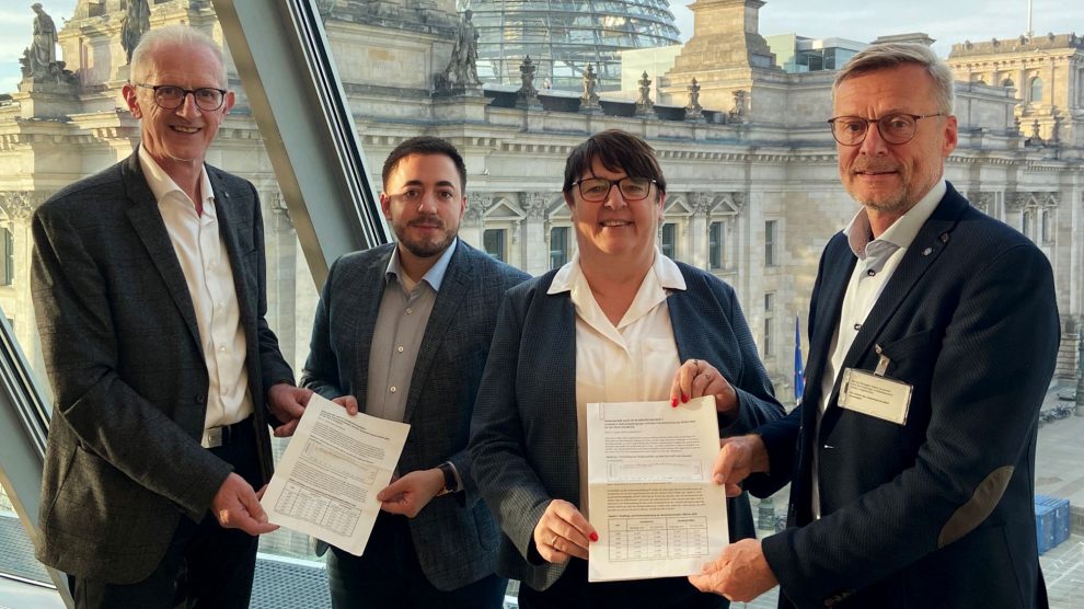 Aktualisierte Daten zum Thema A33 Nord brachten Viktor Hermeler (links) und Otto Steinkamp (rechts) den Bundestagsabgeordneten Manuel Gava und Anke Hennig mit nach Berlin. Foto: Büro Anke Hennig