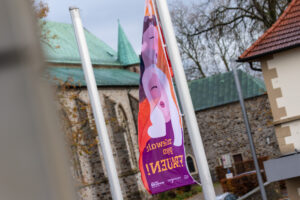 Vor ihrem Rathaus zeigt die Gemeinde Wallenhorst zum Aktionstag Flagge gegen Gewalt. Foto: André Thöle / Gemeinde Wallenhorst