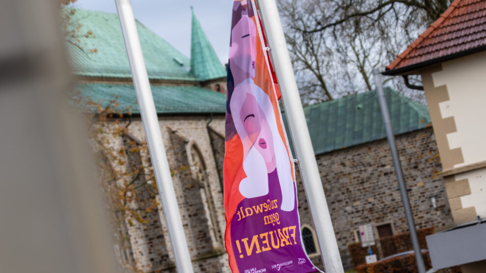 Vor ihrem Rathaus zeigt die Gemeinde Wallenhorst zum Aktionstag Flagge gegen Gewalt. Foto: André Thöle / Gemeinde Wallenhorst