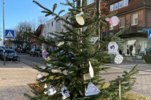 Am Freitag ist der Baum von Daniela Kray und ihren Kids vor Mundt Optik in Wallenhorst fertig geschmückt worden. Foto: Daniela Kray / René Sutthoff