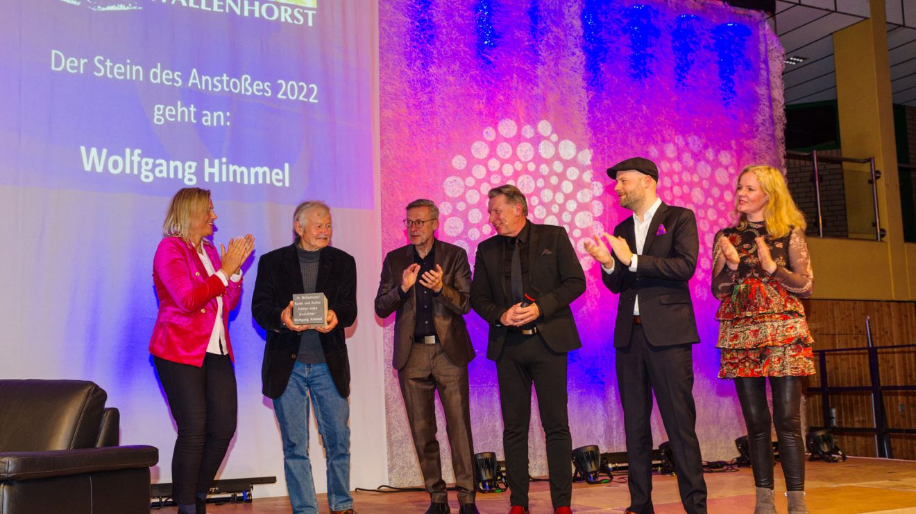 Preisträger Wolfgang Himmel (2. von links) mit dem „Stein des Anstoßes“. Gabi Münch, Bürgermeister Otto Steinkamp, Ludger Abeln, Nils-Arne Kässens und Helga Reichert (von links) gratulieren. Foto: Thomas Remme / Gemeinde Wallenhorst