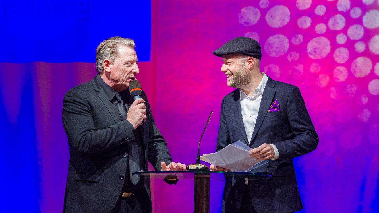 Ludger Abeln im Gespräch mit Nils-Arne Kässens (rechts). Foto: Thomas Remme / Gemeinde Wallenhorst