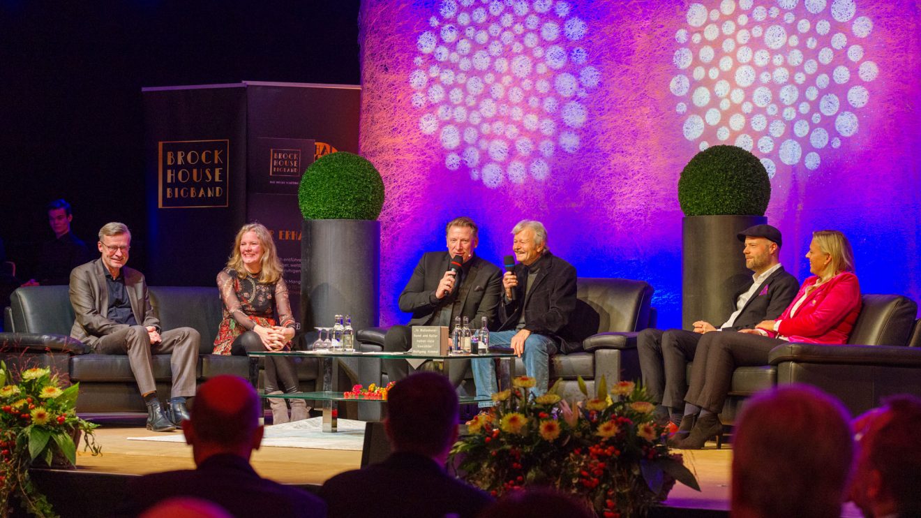 Im Gespräch über Kunst und Kultur (von links): Bürgermeister Otto Steinkamp, Helga Reichert, Ludger Abeln, Wolfgang Himmel, Nils-Arne Kässens und Gabi Münch. Foto: Thomas Remme / Gemeinde Wallenhorst