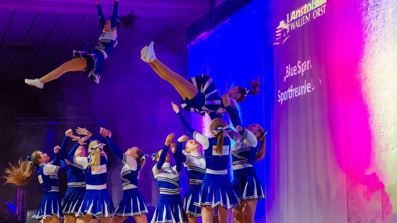 Präsentieren akrobatische Showtänze: die Cheerleader „Blue Sparks“ der Sportfreunde Lotte. Foto: Thomas Remme / Gemeinde Wallenhorst