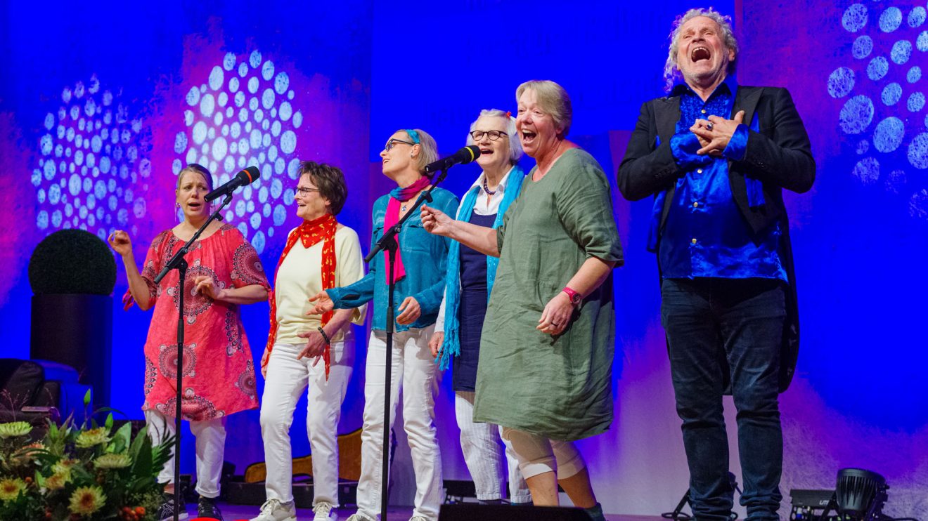 Die Theaterpädagogische Werkstatt sorgt für gute Laune mit Liedern, die jeder mitsingen kann. Foto: Thomas Remme / Gemeinde Wallenhorst